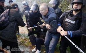 Foto: Bljesak.info / Policija uklanja mještane 